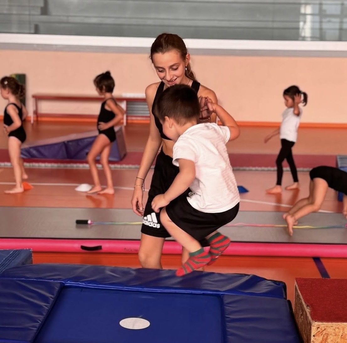 Bambino salta su un tappeto durante una lezione di Baby Gym a Up A.s.d.