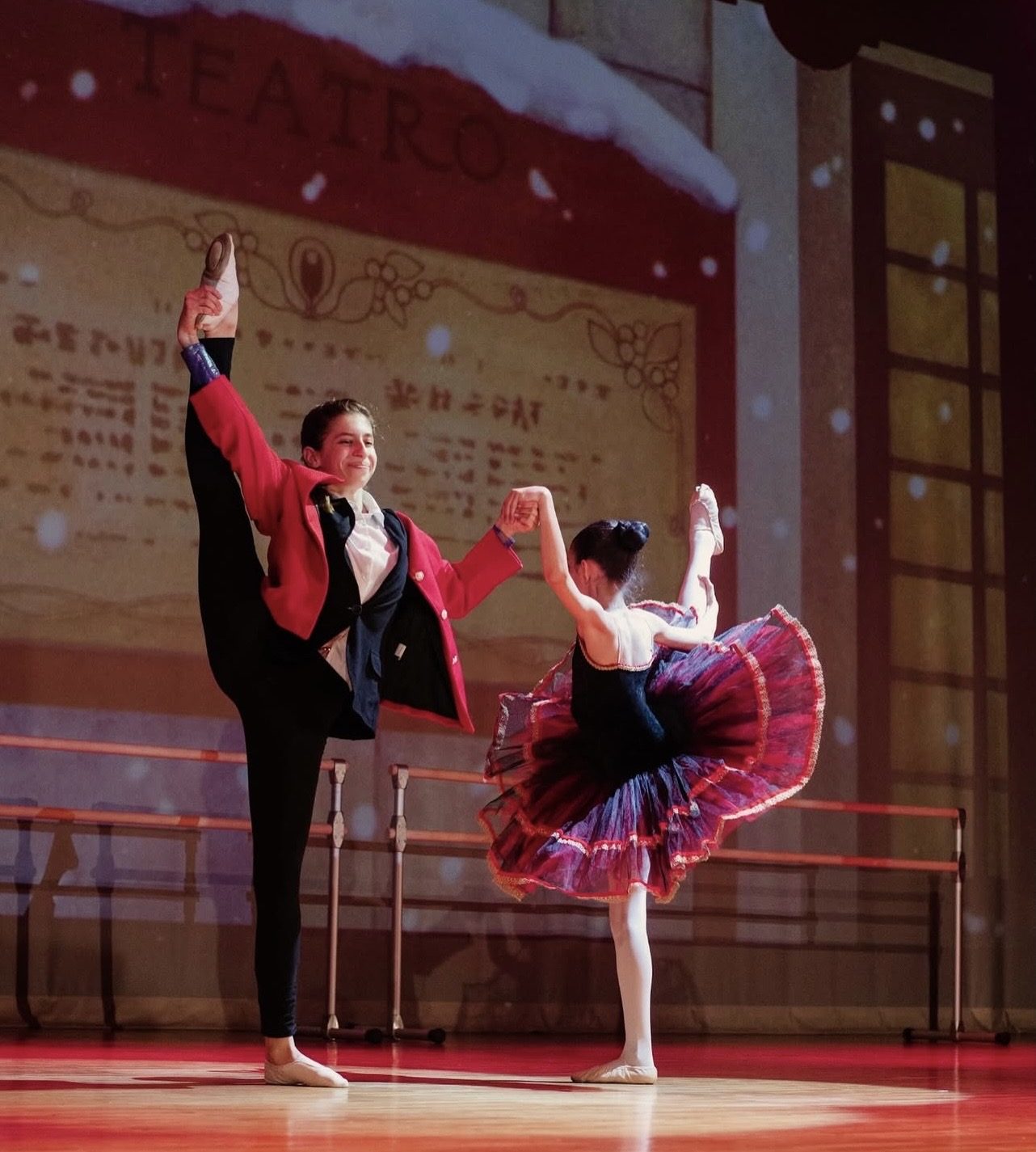 Passo a due di danza classica sul palco durante uno spettacolo di Up A.s.d.