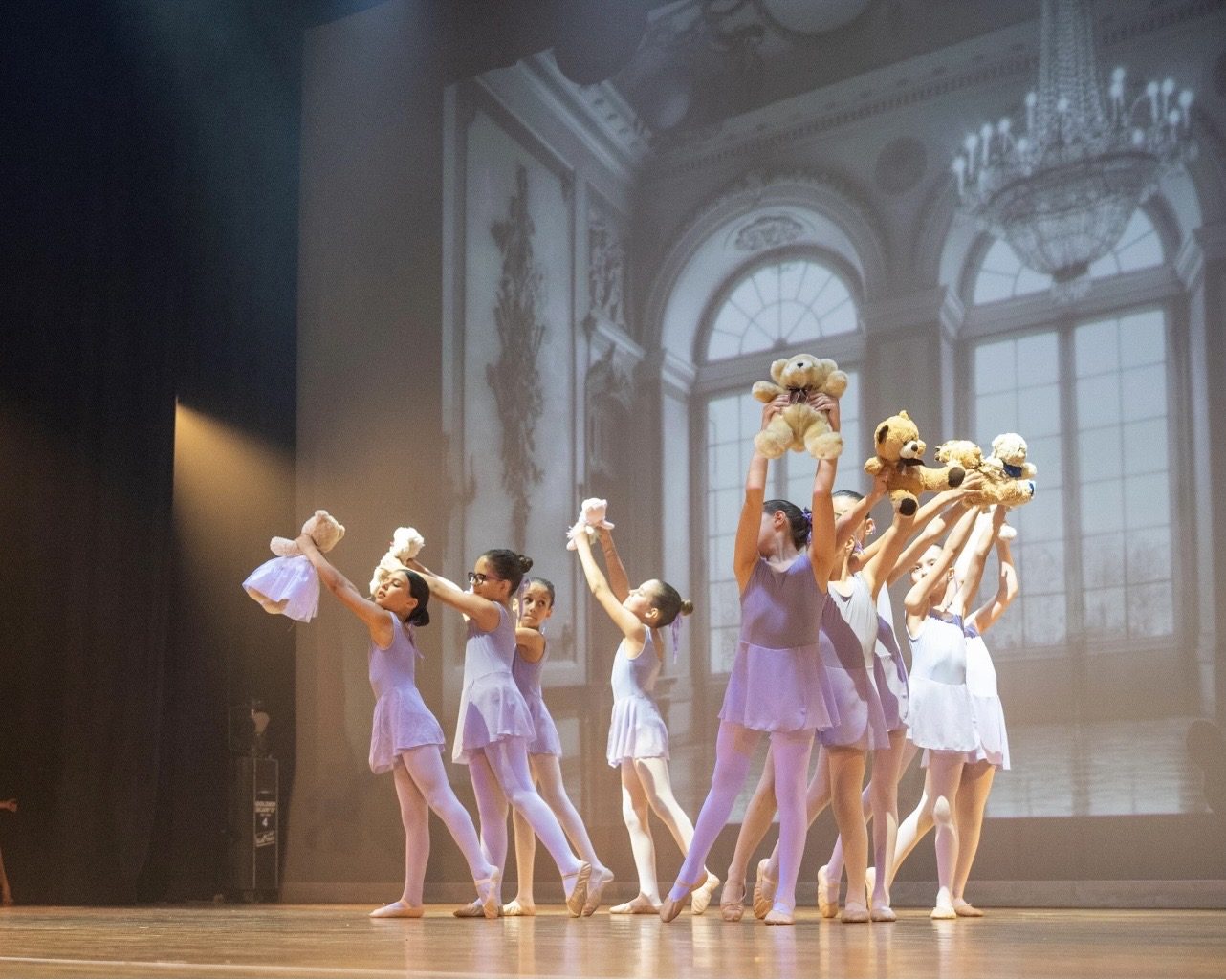 Gruppo di allieve di danza classica in scena con i costumi bianchi