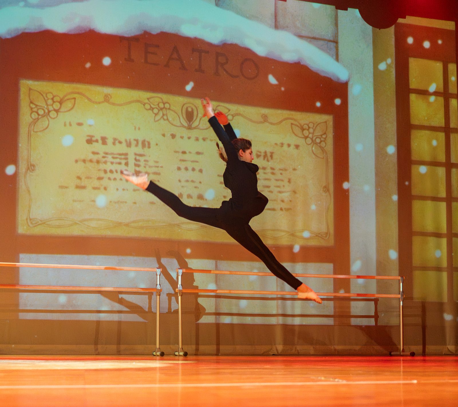 Salto di danza classica in scena durante il saggio di Up A.s.d.