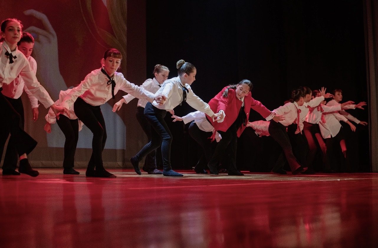 Coreografia di danza moderna delle allieve di Up A.s.d. in scena