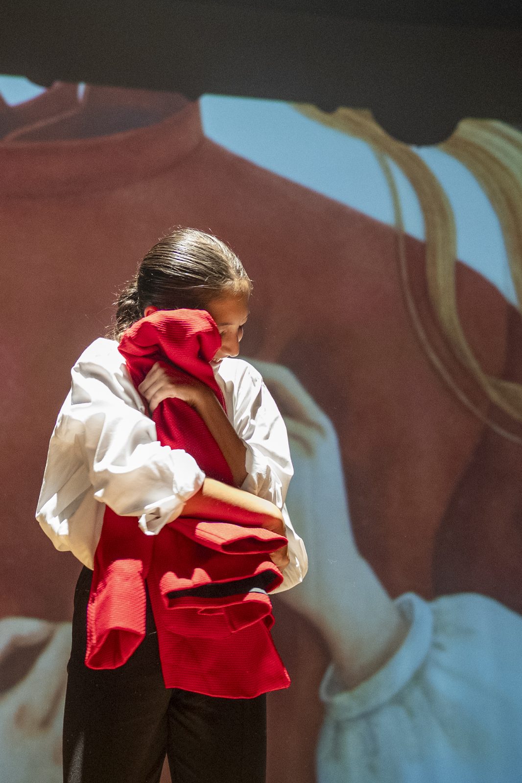 Due allieve di danza moderna in scena durante il saggio