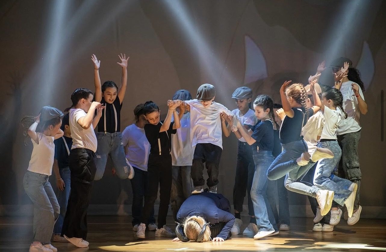 Gruppo di allievi di hip hop durante una coreografia sul palco