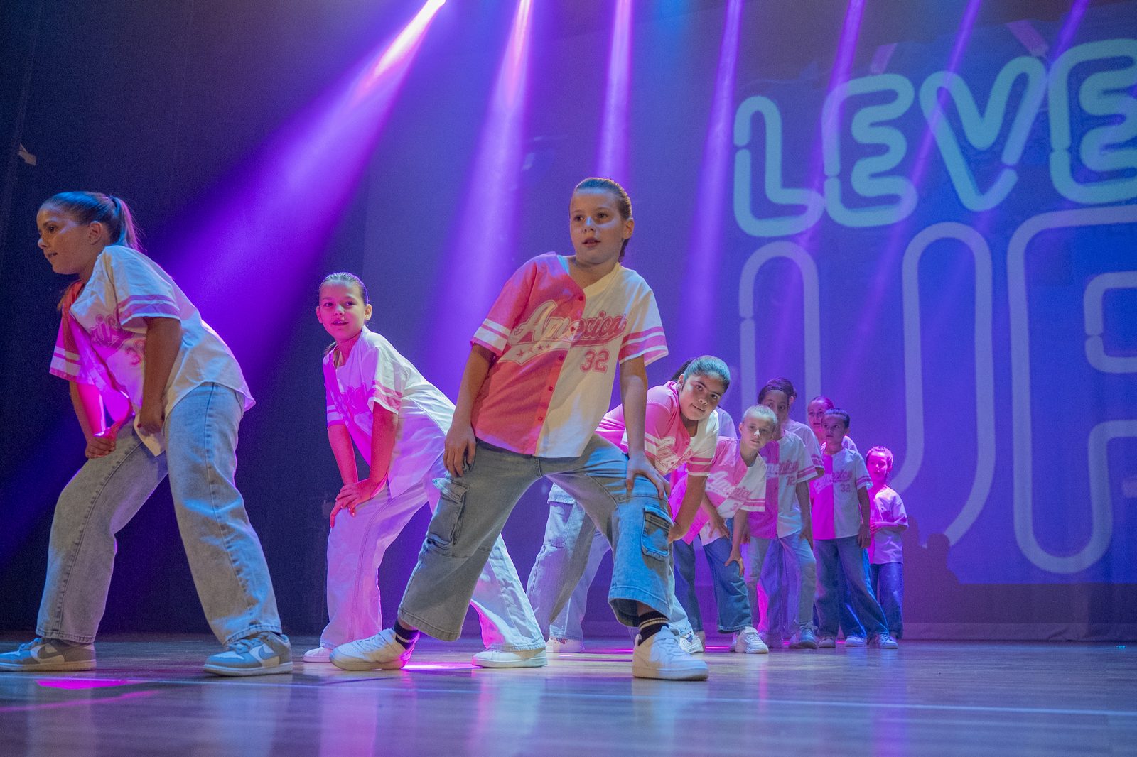 Allievi di hip hop in posa durante lo spettacolo di fine anno